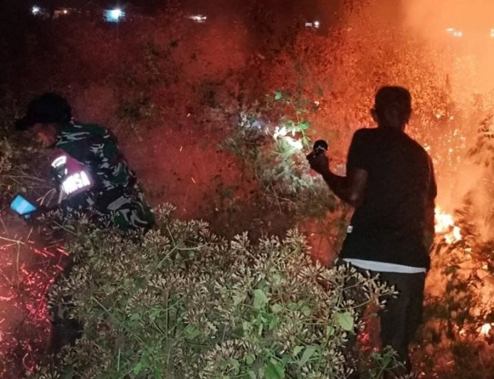 Babinsa Merauke Bersama Masyarakat, Padamkan Kebakaran Lahan di Kampung Marga Mulya Semangga 2