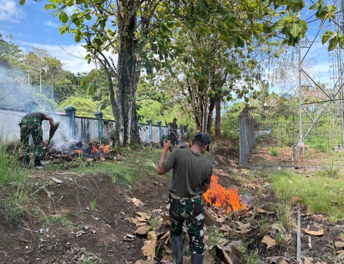 Prajurit Yonif TP 860/NSK Bersihkan Musholla Al Musafirin di Pelabuhan Pindemani Waren, Wujud Nyata Kemanunggalan TNI dan Rakyat