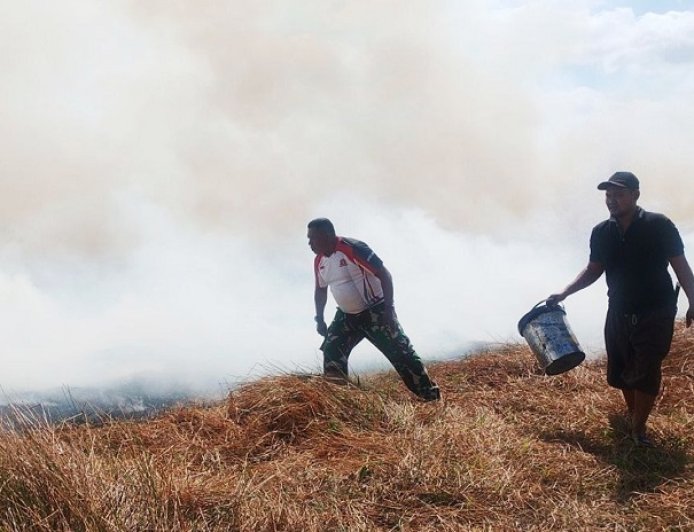 Babinsa, Damkar dan Masyarakat, Gotong Royong Berhasil Padamkan Api di Kampung Yaba Maru Merauke