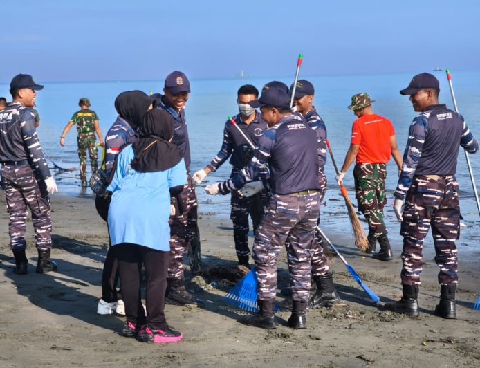 Yonif TP 804/DBAY Berpartisipasi dalam Karya Bhakti Pembersihan Pantai Nabire dalam Rangka HUT TNI AL dan RRI