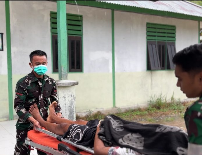 Ambulans Dihentikan Warga, Tim Kesehatan Yonif TP 860/NSK Sigap Tangani Pasien Darurat di Kampung Botawa