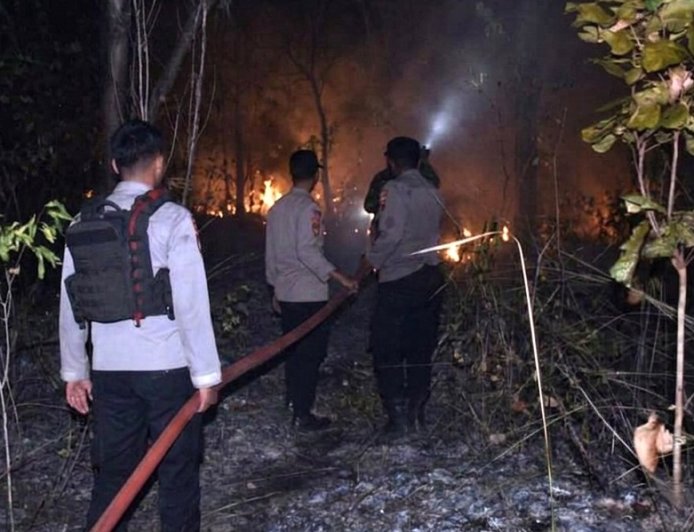 Personel Kodim dan Polres, Bahu Membahu Padamkan Kebakaran Hutan di Yanggandur Merauke