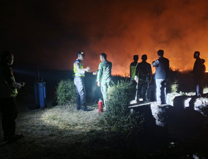Babinsa Koramil 11/Pangkah Sigap Tangani Kebakaran Lahan Tebu di Penusupan
