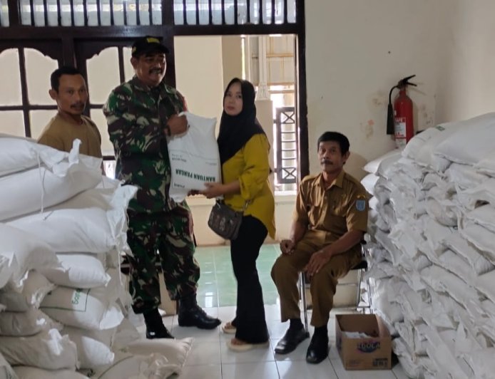 Babinsa Dampingi Penyaluran Bantuan Pangan, Ringankan Beban Warga Desa Tonggara