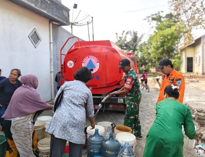TNI Bersama BPBD Salurkan Air Bersih, Bantu Warga Kaliwungu Hadapi Kekeringan