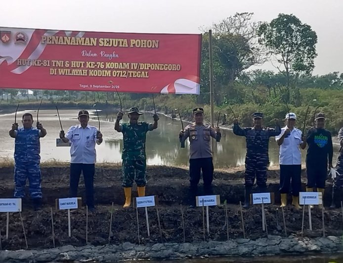 Dalam Rangka HUT RI, HUT TNI dan HUT Kodam, Kodim 0712/Tegal Tanam 1.000 Mangrove di Pesisir Warureja