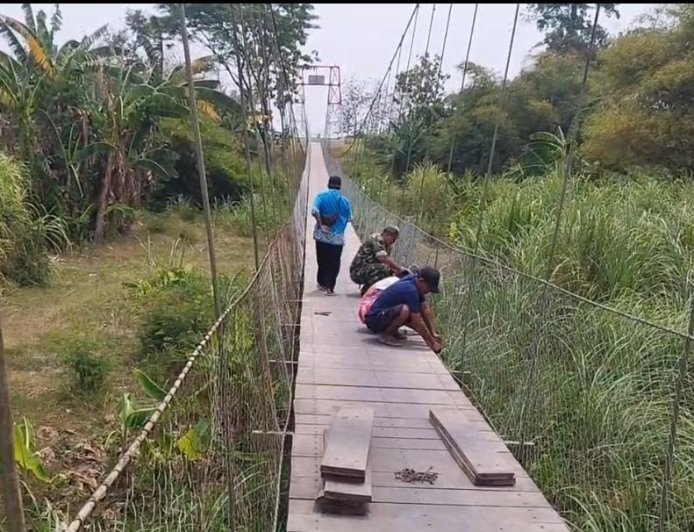 Koramil 05/Suradadi Bersama Warga Laksanakan Perawatan Jembatan Gantung Garuda Desa Gembongdadi