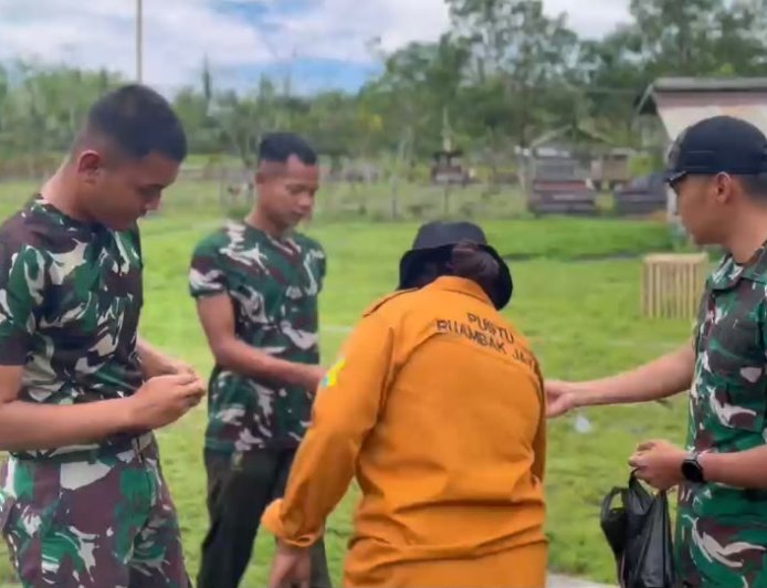 Jaga Prajurit Tetap Prima, Yonif TP 860/NSK dan Pustu SP VII Gencarkan Pemberian Obat Cacing