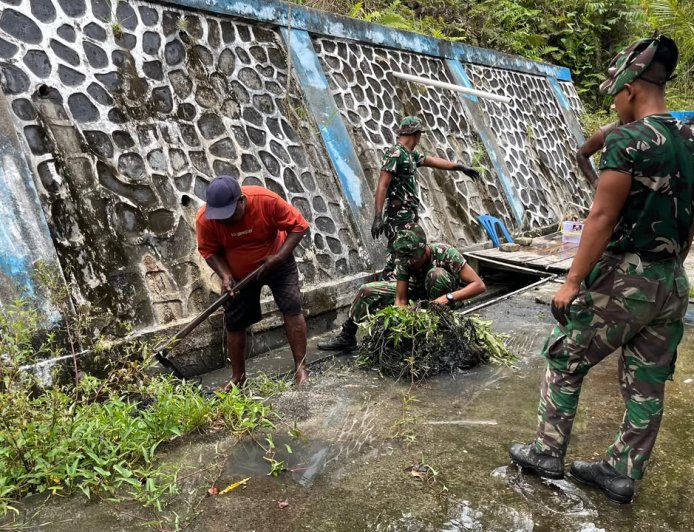Gotong Royong Bersihkan Gereja, Prajurit Yonif TP 860/NSK Bersama Jemaat GKI Betania Waren