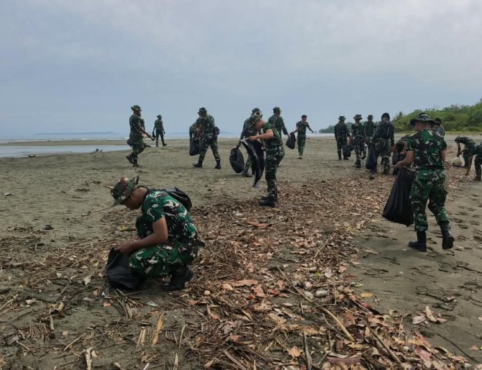 Danyonif TP 804 bersama Prajuritnya Mengikuti kegiatan Penanaman Mangrove Dipantai Korowa Nabire dalam rangka HUT ke-81 TNI