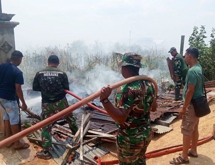 Padamkan Kebakaran, Kodim 1707/Merauke Cegah Api Merambat ke Permukiman Warga di Ternate