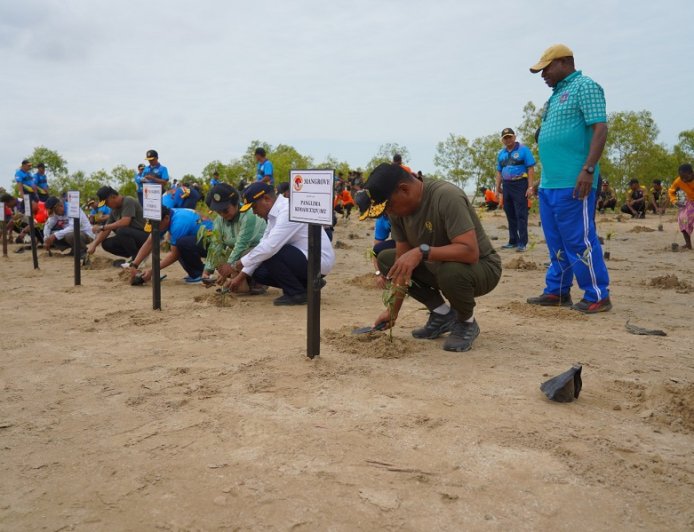 Tanam 1.000 Mangrove di Pantai Payum, Pangdam XXIV/MT: Rawat Alam, Jaga Masa Depan Papua Selatan