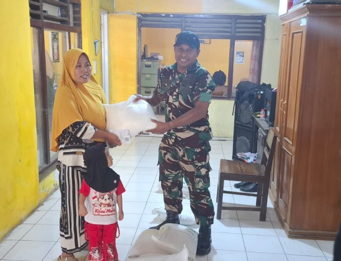 Babinsa Pedeslohor Dampingi Penyaluran Bantuan Pangan, Pastikan Berjalan Tertib dan Lancar