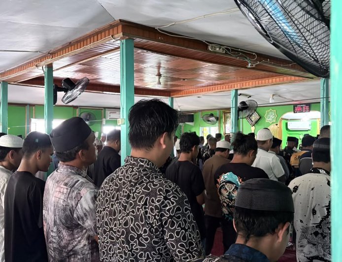 Prajurit Yonif TP 860/NSK Sholat Jumat Bersama Warga di Masjid Nurul Anwar Waropen