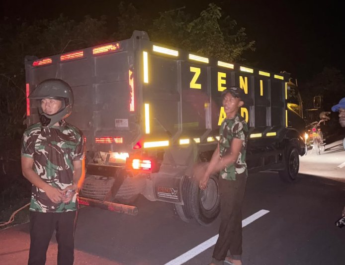 Gerak Cepat di Tengah Malam, Prajurit Yonif TP 860/NSK Bantu Warga Usaiwa Atasi Kendaraan Bermasalah