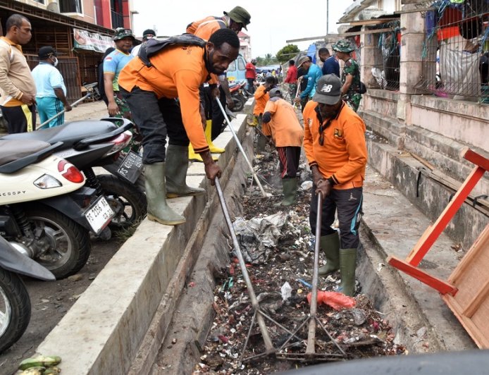 Semangat HUT ke-81 TNI, Ratusan Prajurit Bersama Instansi di Merauke Bersihkan Pasar Wamanggu