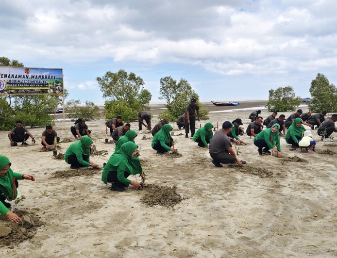 Menjaga Pantai dan Masa Depan, Personel Kodim 1707/Merauke Bersama Masyarakat Tanam Mangrove di Pantai Payum