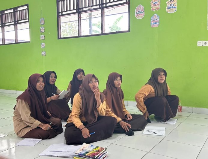 Prajurit Yonif TP 860/NSK Bekali Siswa MTs Ma’arif NU Waropen Wawasan Kebangsaan dan Kepramukaan