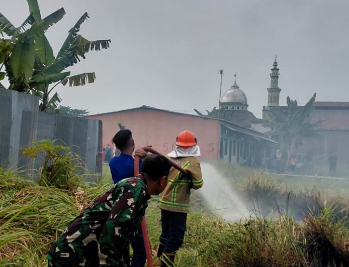 Gerak Cepat Koramil 02/Tegal Timur Padamkan Karhutla di Slerok