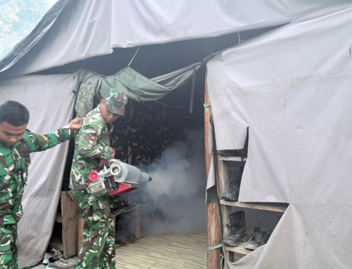 Cegah Malaria dan DBD, Yonif TP 860/NSK Lakukan Fogging di Markas Satuan