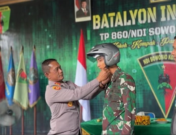 Peringati HUT ke-71 Lalu Lintas, Polres Waropen Bagikan Helm dan Edukasi Prajurit Yonif TP 860/NSK