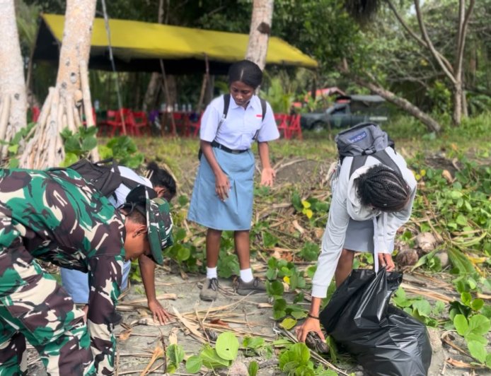 Yonif TP 809/NTM Gelar Karya Bakti Bersihkan Pantai Kodok Sarmi