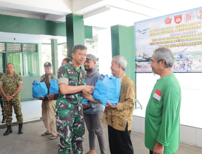 HUT TNI ke-81 Kodim Banjarnegara Bagikan Sembako untuk Warga