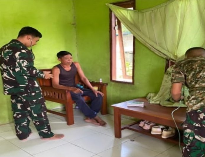 Yonif TP 860/NSK Gelar SI CEPAT, Prajurit Datangi Rumah Warga Berikan Layanan Kesehatan Gratis