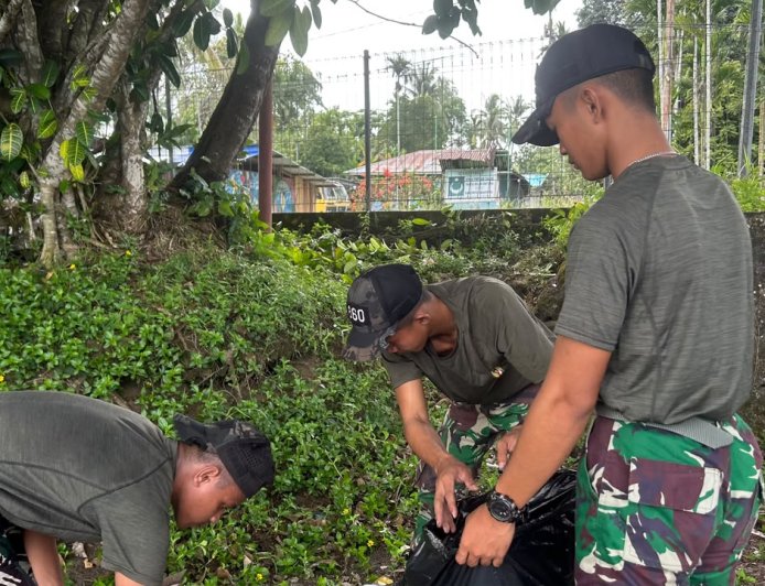 Prajurit Yonif TP 860/NSK Bersama Warga Bersihkan Pantai Ronggaiwa Waropen