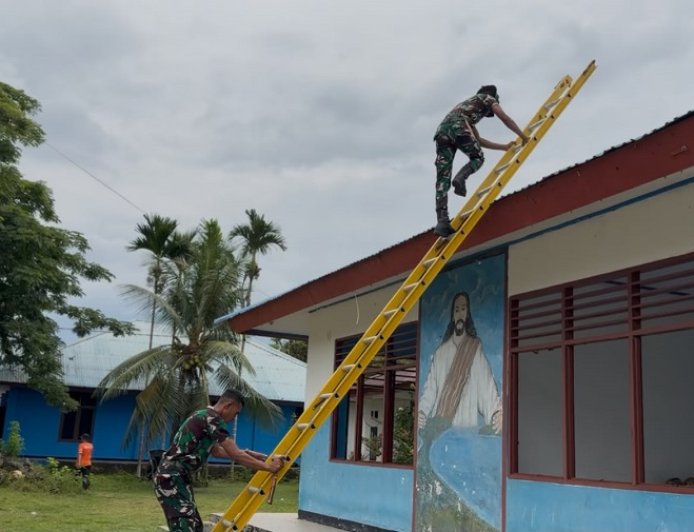 Yonif TP 809/NTM Bersama Bupati Sarmi Gotong Royong Persiapkan Renovasi Kantor Klasis Sarmi Barat
