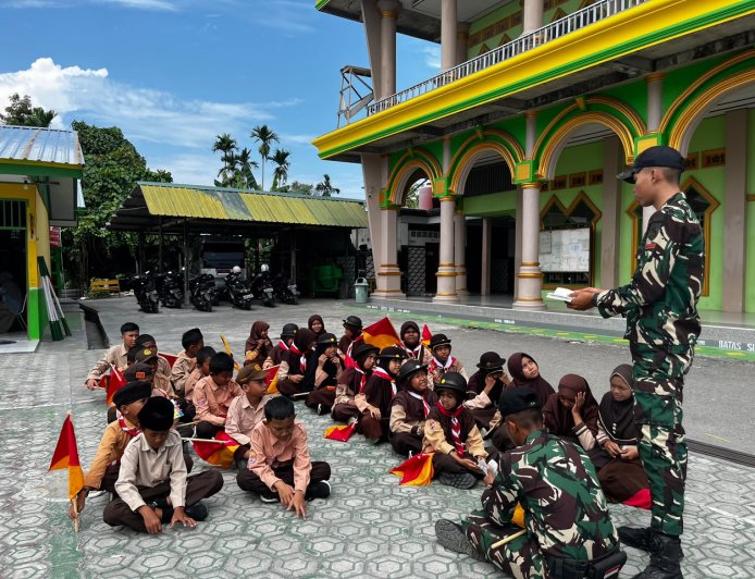 Prajurit Yonif TP 860/NSK Mengajar dengan Hati, Tanamkan Disiplin dan Cinta Tanah Air kepada Siswa MI At Taqwa Waropen