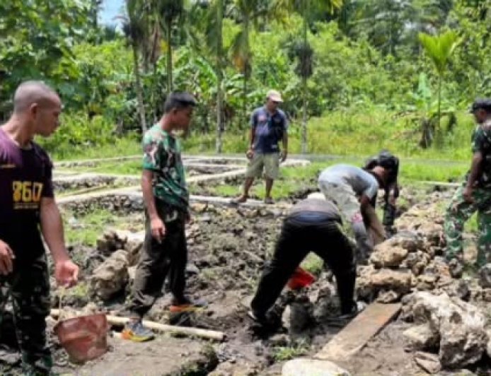 Prajurit Yonif TP 860/NSK dan Jemaat Alfa Omega Roambak Gotong Royong Bangun Gereja