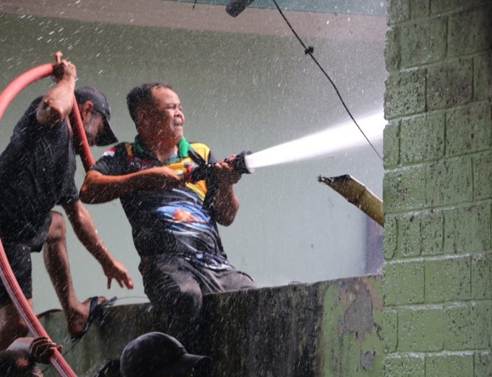 Babinsa dan Damkar Kodim 1701/Jayapura Sigap Padamkan Kebakaran Rumah Dinas di Angkasa