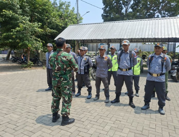 Babinsa Koramil 18/Pagerbarang Bekali Satlinmas Keterampilan dan Kesiapsiagaan