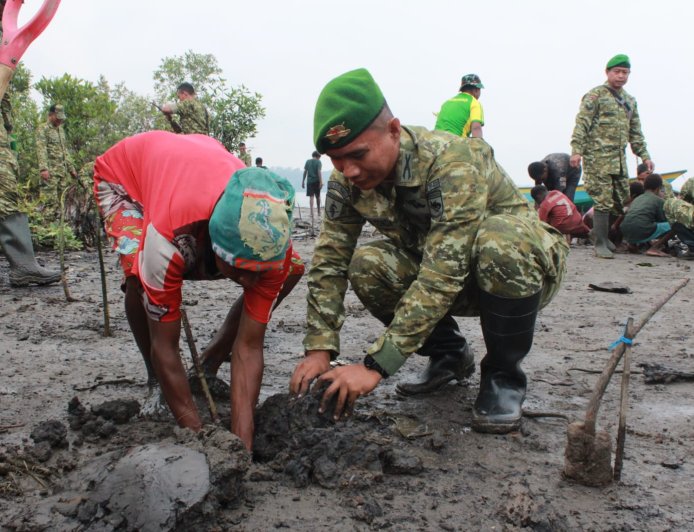 Semangat Gotong Royong, Yonif TP 820/DAAI dan Masyarakat Tanam Mangrove