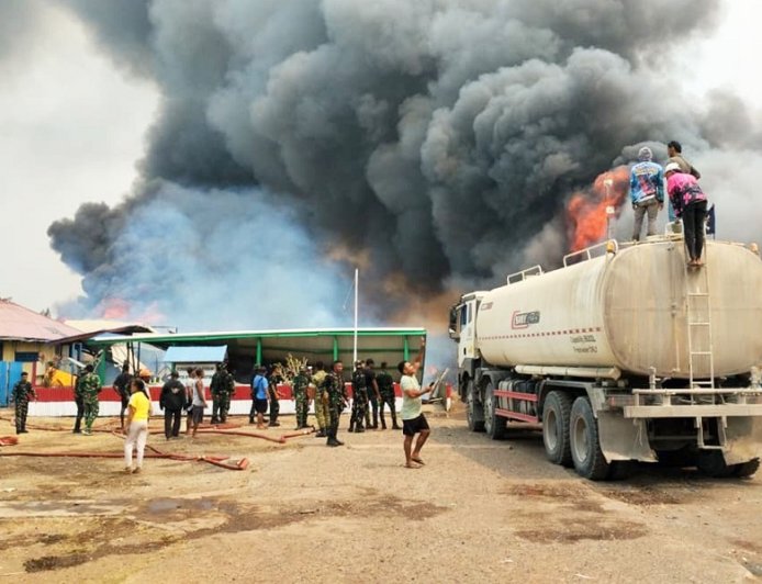 Pos Koramil Ilwayab Ikut Terbakar, Babinsa Tetap Berjuang Selamatkan Warga dan Padamkan Kobaran Api