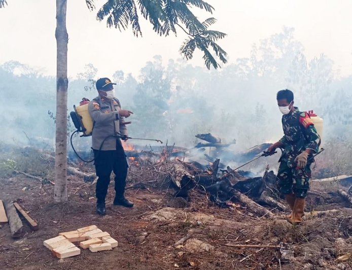 Sinergi Babinsa, Bhabinkamtibmas dan Masyarakat Padamkan Kebakaran Lahan di Kampung Metaat Makmur Elikobel