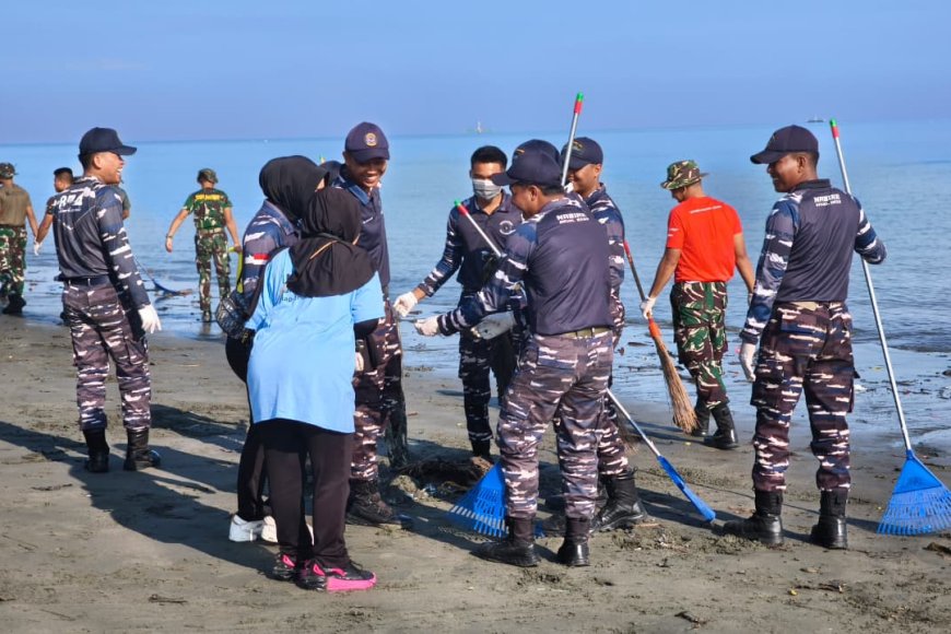 Yonif TP 804/DBAY Berpartisipasi dalam Karya Bhakti Pembersihan Pantai Nabire dalam Rangka HUT TNI AL dan RRI