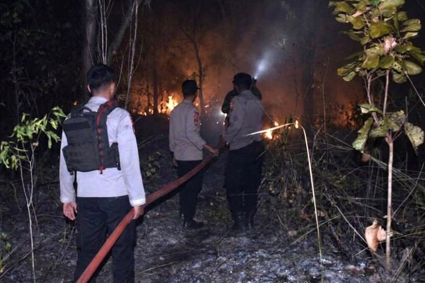 Personel Kodim dan Polres, Bahu Membahu Padamkan Kebakaran Hutan di Yanggandur Merauke