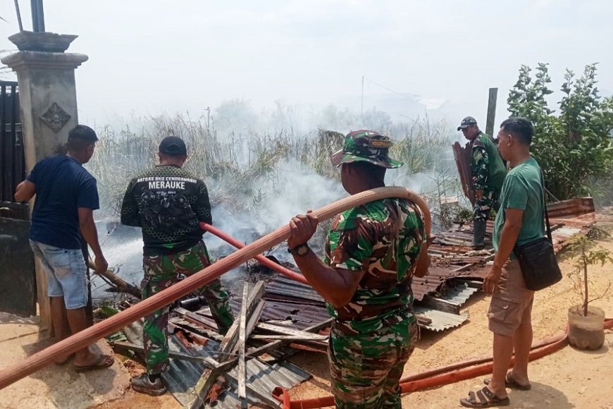Padamkan Kebakaran, Kodim 1707/Merauke Cegah Api Merambat ke Permukiman Warga di Ternate