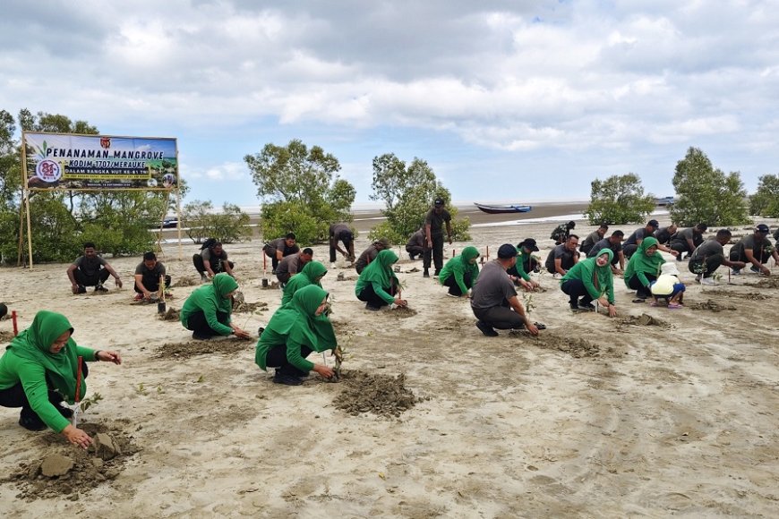Menjaga Pantai dan Masa Depan, Personel Kodim 1707/Merauke Bersama Masyarakat Tanam Mangrove di Pantai Payum