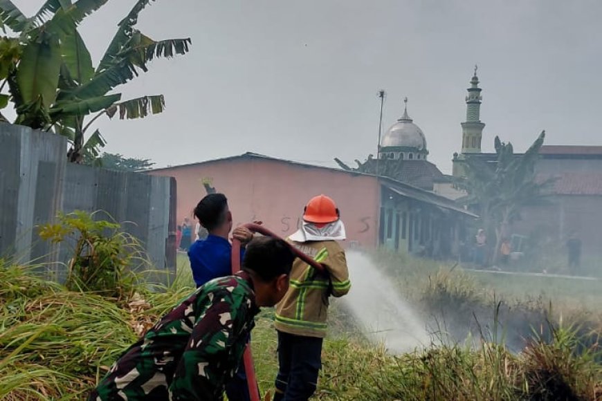 Gerak Cepat Koramil 02/Tegal Timur Padamkan Karhutla di Slerok
