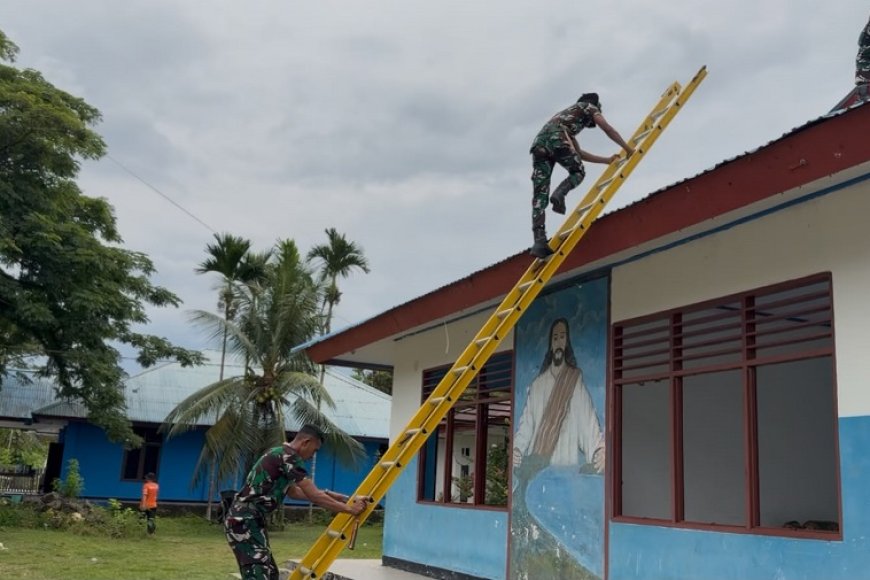 Yonif TP 809/NTM Bersama Bupati Sarmi Gotong Royong Persiapkan Renovasi Kantor Klasis Sarmi Barat
