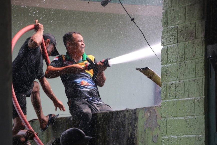 Babinsa dan Damkar Kodim 1701/Jayapura Sigap Padamkan Kebakaran Rumah Dinas di Angkasa