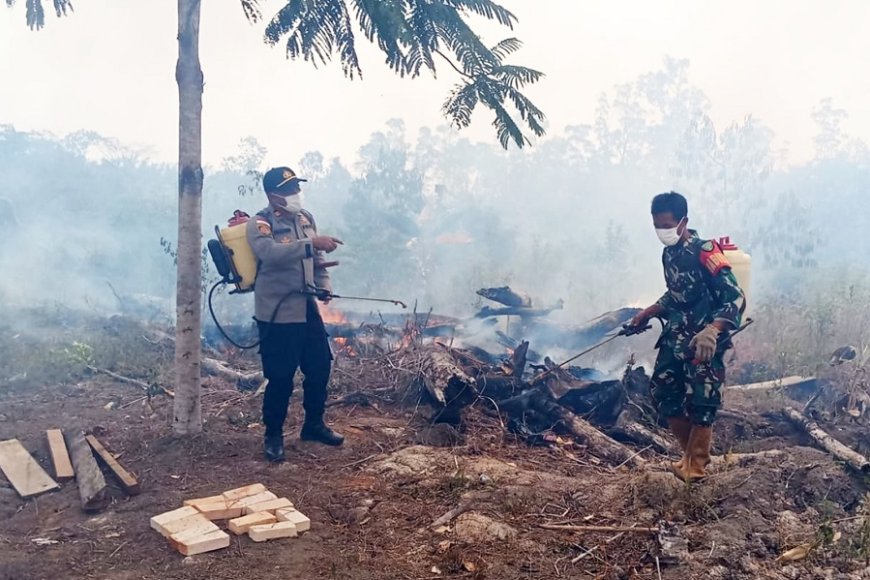 Sinergi Babinsa, Bhabinkamtibmas dan Masyarakat Padamkan Kebakaran Lahan di Kampung Metaat Makmur Elikobel