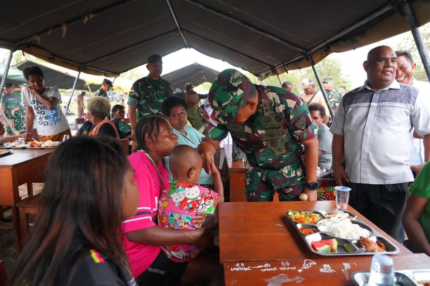 Bukan Sekadar Upacara, Pangdam XXIV/MT Duduk Bersama Rakyat Urumb, Makan Sepiring dalam Kehangatan