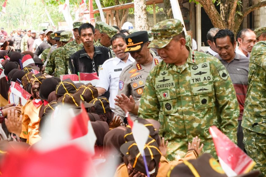 Pangdam IV Diponegoro Tinjau Jembatan Gantung Merah Putih dan Resmikan Sumur Bor di Pati