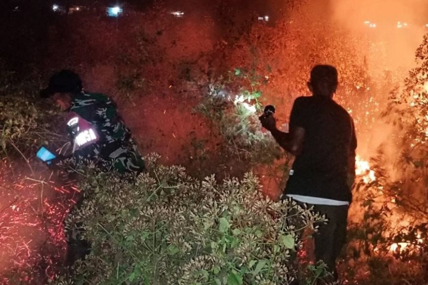 Babinsa Merauke Bersama Masyarakat, Padamkan Kebakaran Lahan di Kampung Marga Mulya Semangga 2