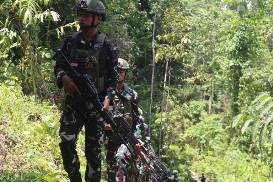 Patroli Patok Lahan, Prajurit Yonif TP 860/NSK Pastikan Batas Wilayah Batalyon Tetap Aman