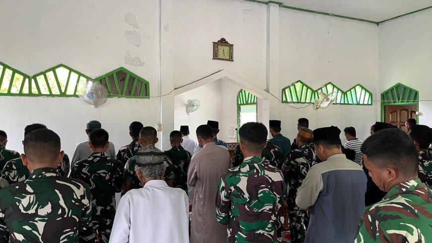 Prajurit Yonif TP 860/NSK Salat Jumat Bersama Warga di Masjid Al-Falah, Pererat Kemanunggalan TNI dan Rakyat